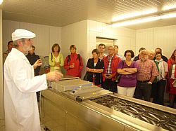 Gerhard Kempf erläutert die neue Verpackungsmaschine.